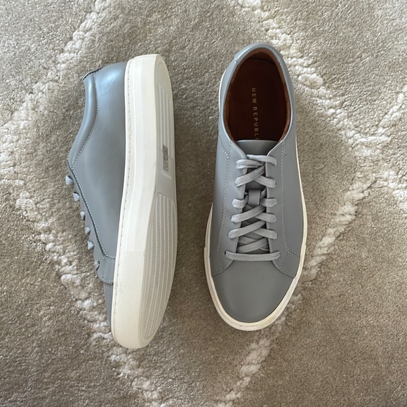 *NWOT* Mens Grey Leather Sneakers - size US9 - Picture 2 of 4